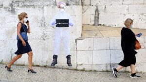 Dos mujeres con mascarilla pasean en Lisboa portugal coronavirus