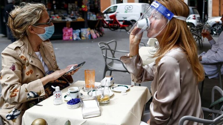 Dos personas sentadas en una terraza en Roma italia coronavirus