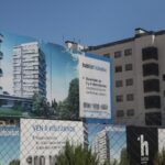 Cartel de una promotora anunciando la construcción de un edificio de viviendas en Madrid
