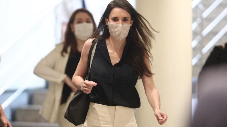 La ministra de Igualdad, Irene Montero, protegida con mascarilla a su llegada a la comparecencia en Comisión de su departamento, en Madrid (España)