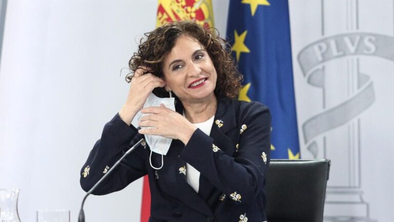 La ministra portavoz y de Hacienda, María Jesús Montero, a su llegada a la rueda de prensa tras la celebración de un Consejo de Ministros extraordinario, en Moncloa, Madrid (España), a 26 de junio de 2020