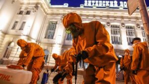 Trabajadores del Ministerio de Emergencias de Rusia haciendo labores de desinfección en una estación ferroviaria en San Petersburgo