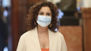 La portavoz del Gobierno y ministra de Hacienda, María Jesús Montero, protegida con mascarilla a su llegada a una sesión plenaria celebrada en el Congreso de los Diputados en el que se debate el proyecto de ley de Impuesto sobre transacciones financieras