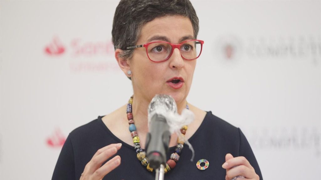 La ministra de Asuntos Exteriores y Cooperación, Arancha González Laya, interviene durante la tercera jornada de la XXXIII Edición de los Cursos de Verano en San Lorenzo de El Escorial, Madrid