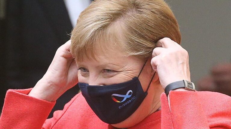 Angela Merkel con mascarilla