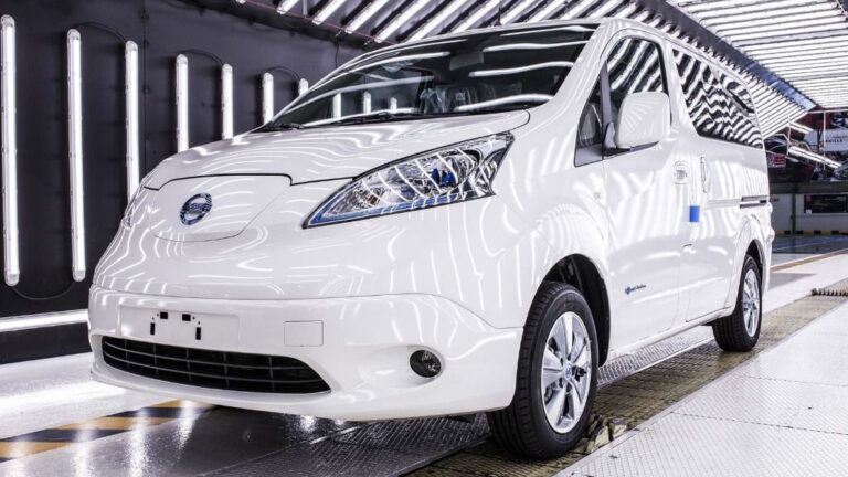 Fabricación de la furgoneta eléctrica eNV200 en la planta de Nissan en Barcelona