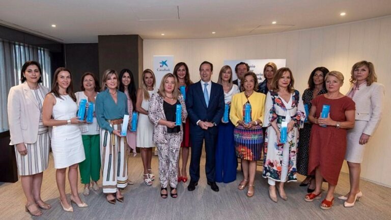 El consejero delegado de CaixaBank Gonzalo Gortázar, y las ganadoras territoriales de los Premios Mujer Empresaria CaixaBank 2019.