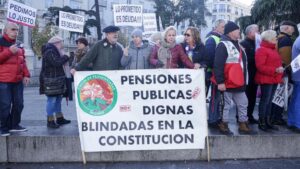 Varios pensionistas movidos por la plataforma de pensionistas en una manifestación anterior ante el Congreso