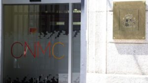 Puerta principal de la Comisión Nacional de los Mercados y la Competencia (CNMC) en Madrid