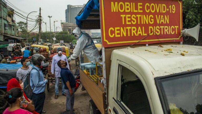 Clínica móvil para pruebas de COVID-19 en Nueva Delhi