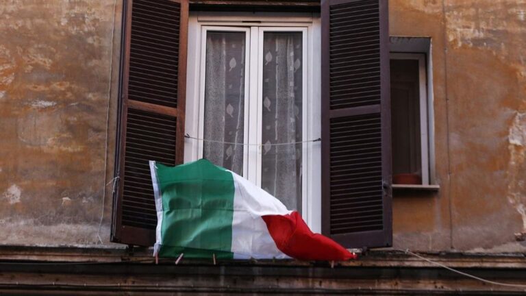 Una bandera de Italia en una ventana