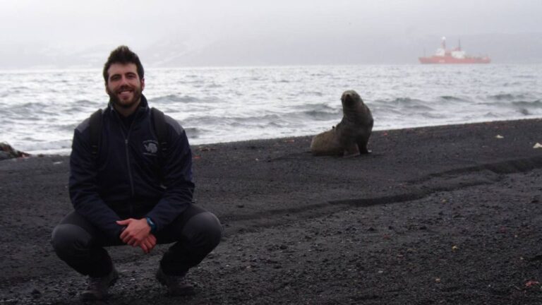 Pablo Rodríguez, junto a un lobo marino antártico en 2015
