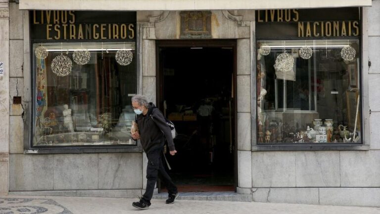 Un hombre con mascarilla en Lisboa