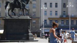 Una mujer con mascarilla en Zagreb croacia