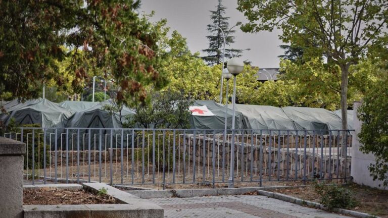 Zona del hospital de campaña instalado en el aparcamiento del Hospital Central de la Defensa Gómez Ulla, en Madrid