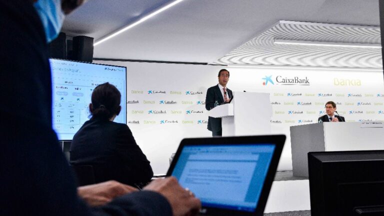 Rueda de prensa presentación de la fusión de CaixaBank y Bankia. José Ignacio Goirigolzarri y Gonzalo Gortázar