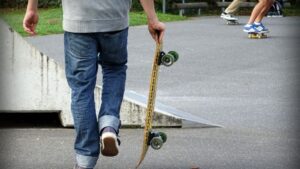 Jóvenes skate estudiantes monopatín