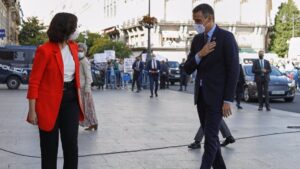 La presidenta de la Comunidad de Madrid, Isabel Díaz Ayuso, y el jefe del Ejecutivo, Pedro Sánchez, se saludan antes de su reunión en la sede de la Presidencia regional, en Madrid (España)