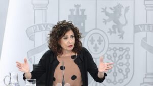 La ministra portavoz y de Hacienda, María Jesús Montero, durante su comparecencia en rueda de prensa posterior al Consejo de Ministros celebrado en Moncloa, Madrid (España), a 30 de junio de 2020