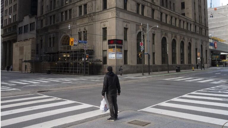 Un hombre en una calle desierta de Toronto por el coronavirus