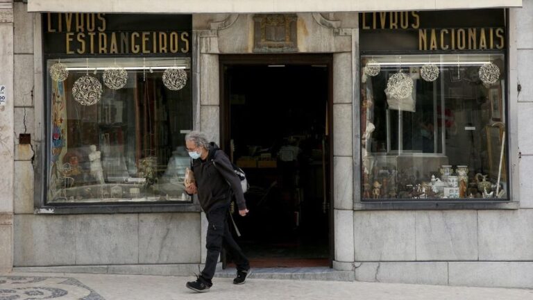 Un hombre con mascarilla en Lisboa