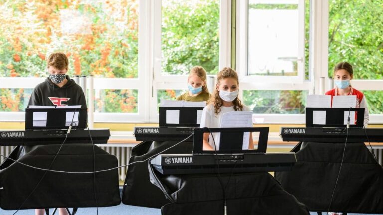 Estudiantes en una clase de música en Alemania en el arranque del año escolar