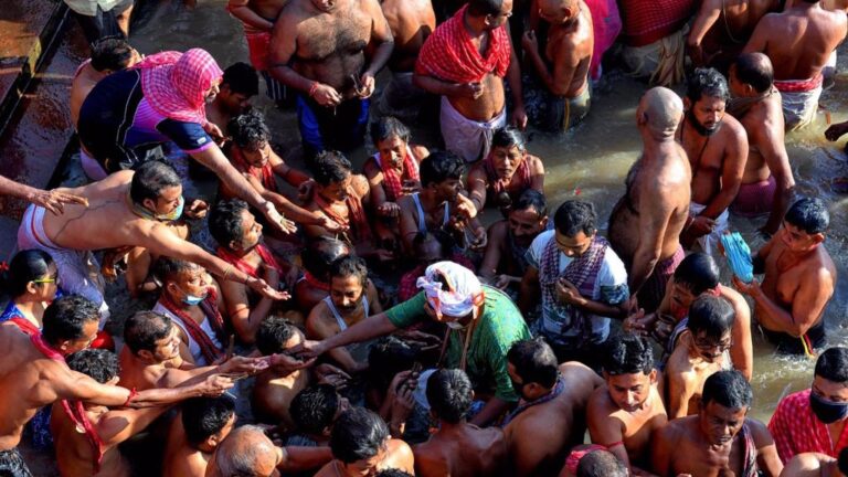 Miles de devotos a orillas del Ganges guiados por un clérigo rezan a sus antepasados durante la celebración de Mahalaya, en plena pandemia del coronavirus