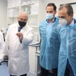 El vicepresidente de la Comunidad de Madrid, Ignacio Aguado, y el ministro de Ciencia e Innovación, Pedro Duque, durante la visita a las instalaciones de una nueva factoría de ALGENEX en Tres Cantos