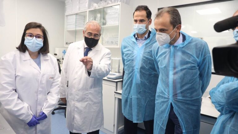 El vicepresidente de la Comunidad de Madrid, Ignacio Aguado, y el ministro de Ciencia e Innovación, Pedro Duque, durante la visita a las instalaciones de una nueva factoría de ALGENEX en Tres Cantos