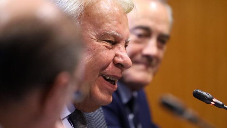 El expresidente Felipe González durante la presentación del informe 'Jóvenes, Internet y democracia', un evento organizado por la Fundación Manuel Giménez Abad y la Fundación Felipe González, en el Palacio de La Aljafería de Zaragoza/ Aragón (Es