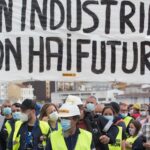 Trabajadores de Alcoa caminan por la calle con una pancarta en la que se lee 'Sen Industria Non Hay Futuro', durante una nueva manifestación en Foz, Lugo, Galicia