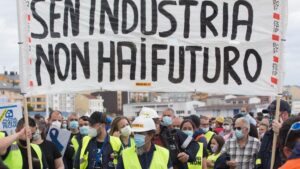 Trabajadores de Alcoa caminan por la calle con una pancarta en la que se lee 'Sen Industria Non Hay Futuro', durante una nueva manifestación en Foz, Lugo, Galicia