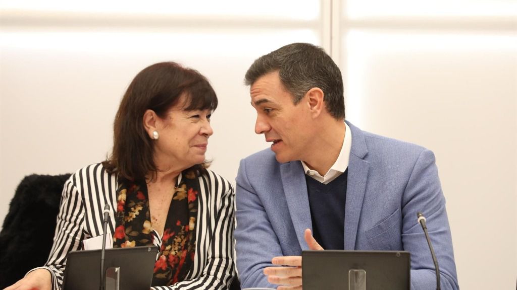La presidenta del PSOE, Cristina Narbona y el presidente del Gobirerno y secretario general del PSOE, Pedro Sánchez