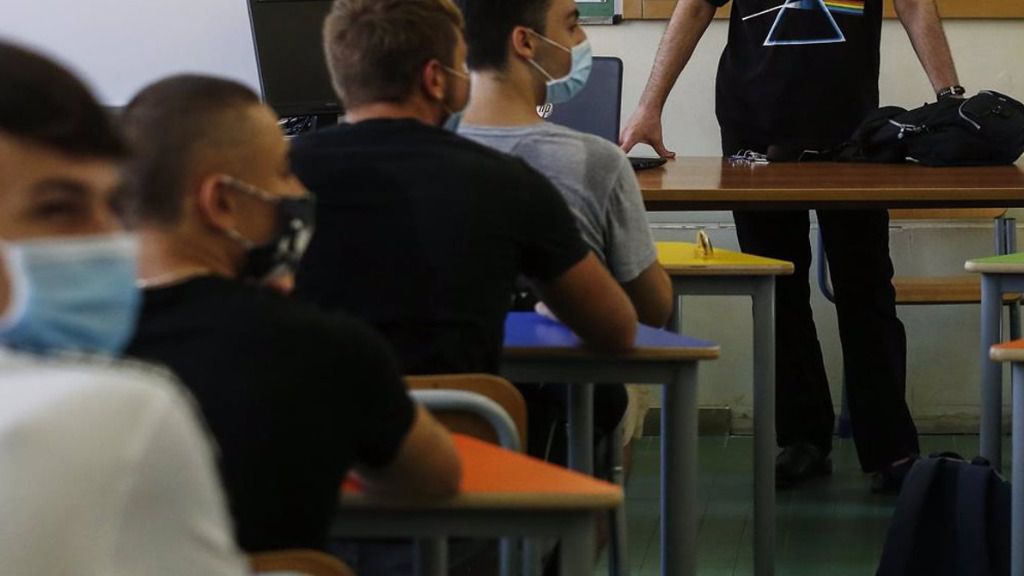 Un profesor y alumnos en un aula en el inicio del curso escolar en Roma