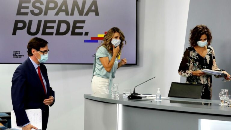 El ministro de Sanidad, Salvador Illa; la ministra de Trabajo y Economía Social, Yolanda Díaz; y la ministra de Hacienda y Portavoz, María Jesús Montero