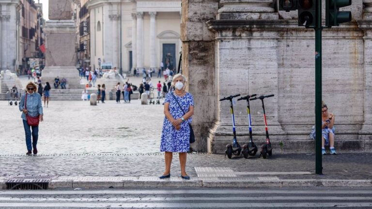 Una mujer con mascarilla en Roma italia coronavirus
