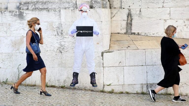 Dos mujeres con mascarilla pasean en Lisboa portugal coronavirus