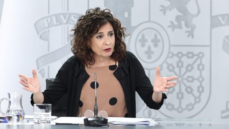 La ministra portavoz y de Hacienda, María Jesús Montero, durante su comparecencia en rueda de prensa posterior al Consejo de Ministros celebrado en Moncloa, Madrid (España), a 30 de junio de 2020