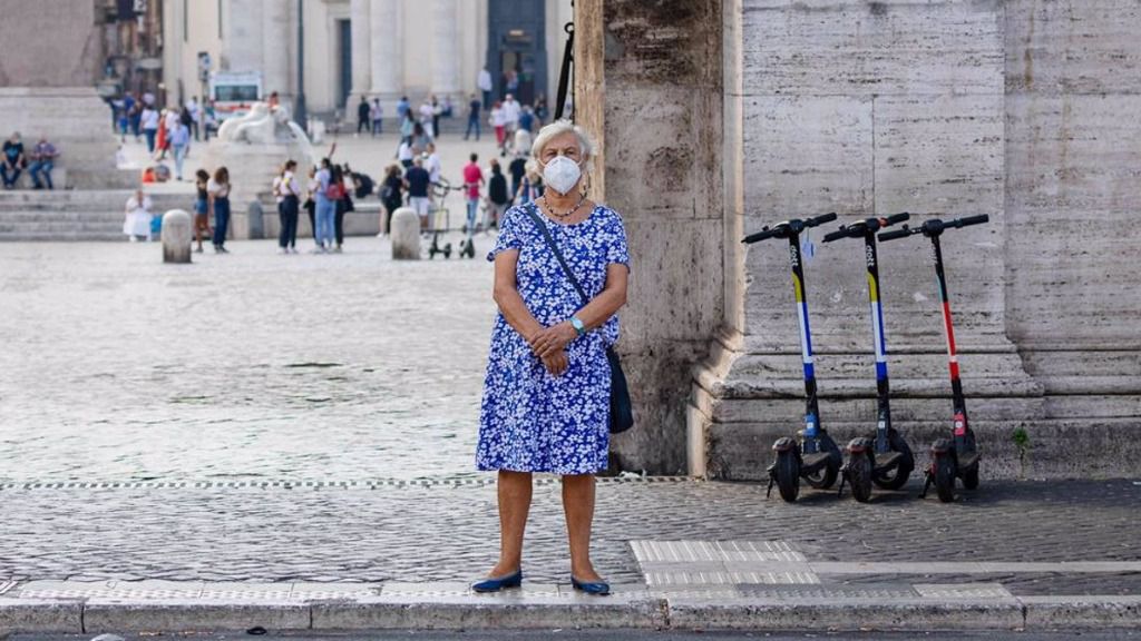 Una mujer con mascarilla en Roma italia coronavirus