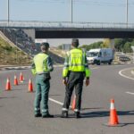Dos agentes de la Guardia Civil de Tráfico en medio de la carretera durante la campaña especial de la DGT