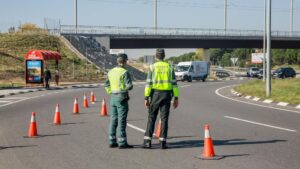 Dos agentes de la Guardia Civil de Tráfico en medio de la carretera durante la campaña especial de la DGT