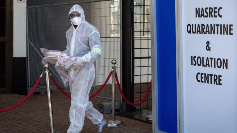 Un trabajador sanitario en un centro de cuarentena y aislamiento en Johanesburgo sudafrica coronavirus