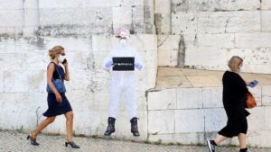 Dos mujeres con mascarilla pasean en Lisboa portugal coronavirus