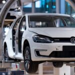 Producción de un modelo e-Golf de Volkswagen en la fábrica de la ciudad de Dresde