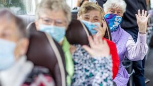 Mujeres con mascarilla en un autobús en Schwerin (Alemania)