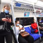 Pasajeros con mascarillas en el metro de Londres reino unido coronavirus