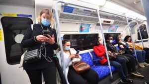 Pasajeros con mascarillas en el metro de Londres reino unido coronavirus