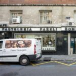 Fachada de una pastelería que forma parte de los comercios minoristas que permanecen abiertos en pleno estado de alarma por el coronavirus, en Madrid (España) a 5 de abril de 2020