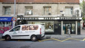Fachada de una pastelería que forma parte de los comercios minoristas que permanecen abiertos en pleno estado de alarma por el coronavirus, en Madrid (España) a 5 de abril de 2020
