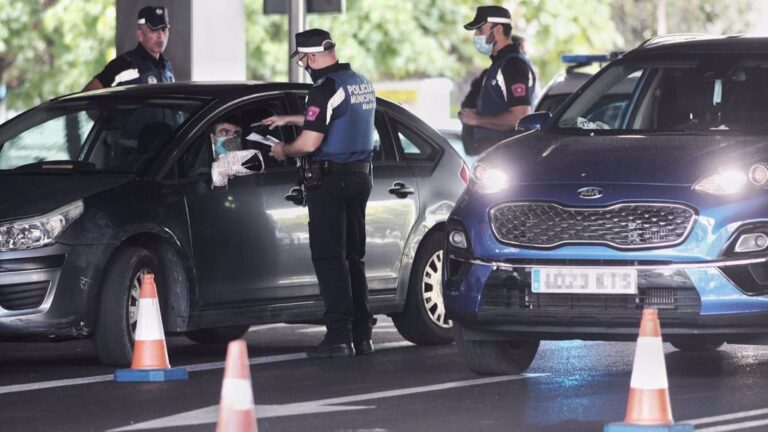Agentes de la Policía Municipal de Madrid realizan controles de movilidad en el distrito de Puente de Vallecas